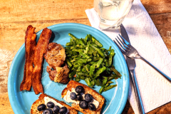 Blueberries-and-cream-cheese-toast_bacon_green-beans_tiny-cheese-burgers