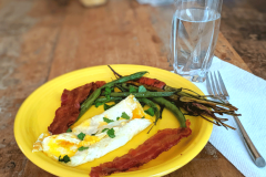 Folded-eggs_bacon_green-beans-and-carrots